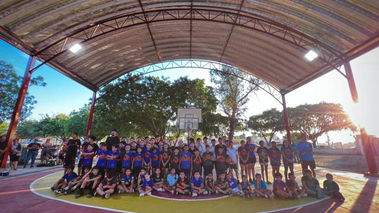 Autoridades municipales entregan la techumbre de la cancha de baloncesto.