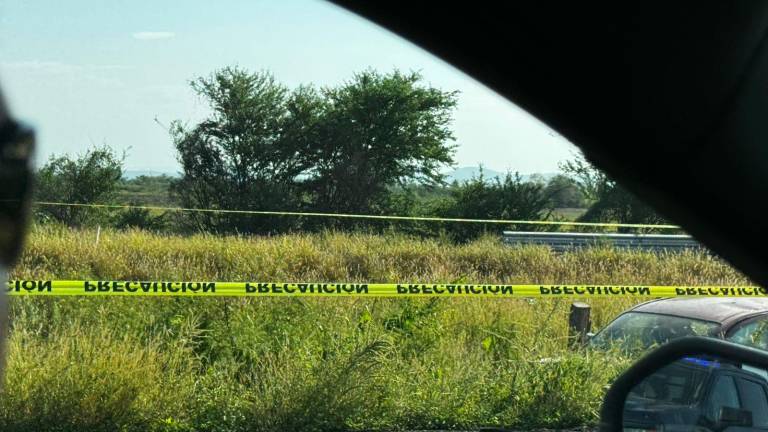 Un vehículo fue baleado en la autopista Mazatlán-Culiacán.