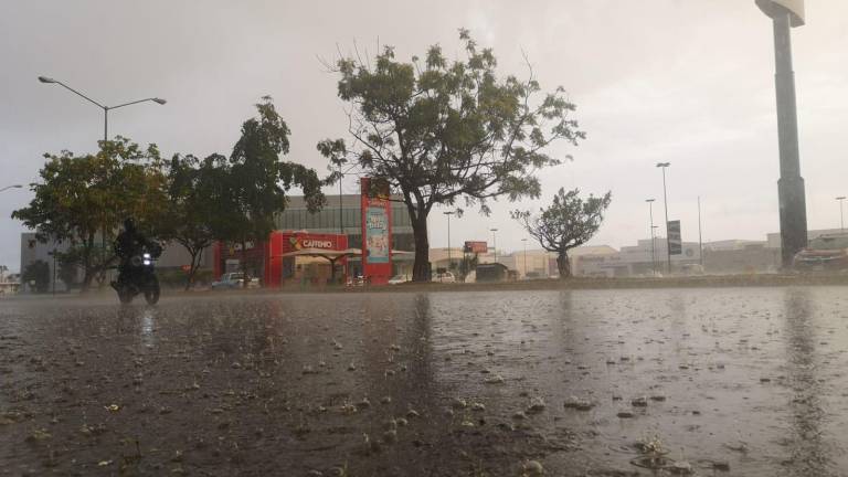 Este jueves Mazatlán registró durante la mañana una lluvia ligera que afectó a toda la ciudad.