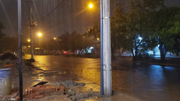 Cae aguacero con tormenta eléctrica en Mazatlán