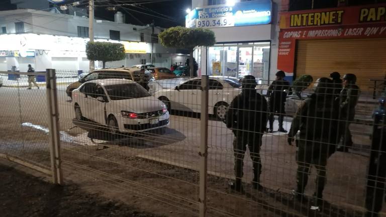 Tres personas que circulaban en un vehículo fueron atacadas a balazos este miércoles en Mazatlán.