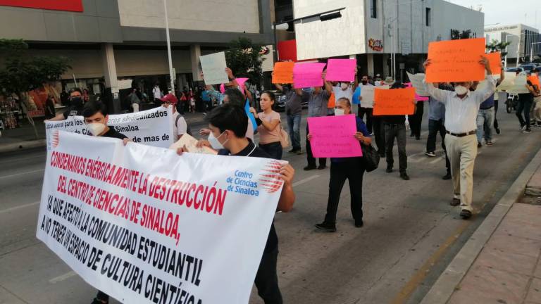 La marcha culminó en la entrada del museo Materia en la que se instalaron por algunos minutos con sus pancartas de exigencias hacia las autoridades.