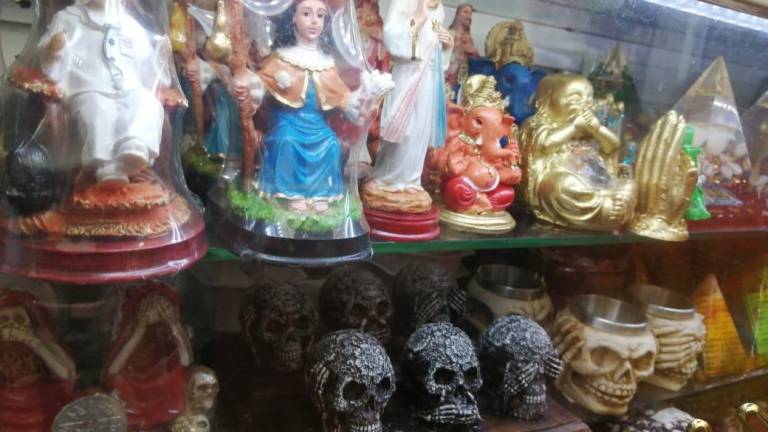 En las tiendas esotéricas se encuentran desde figuras religiosas hasta de otras creencias y aceites para la energía.