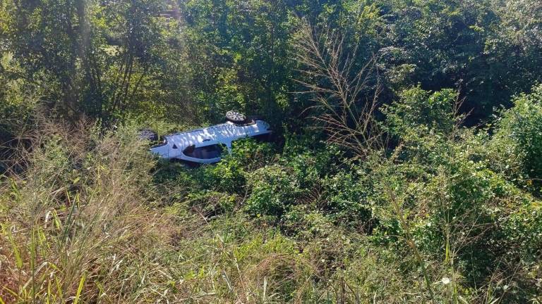 Volcadura deja dos hombres lesionados en la carretera México 15, en Escuinapa