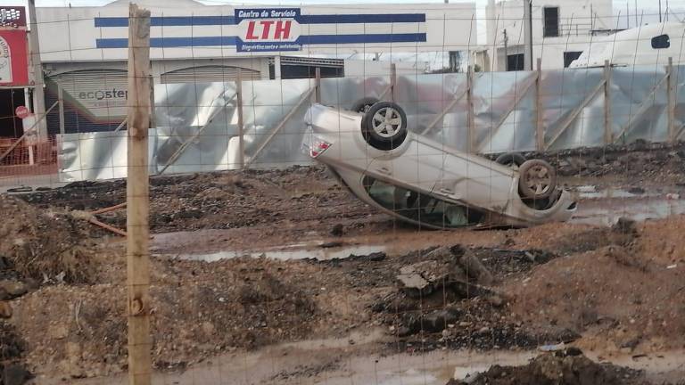 Un conductor volcó su vehículo dentro de la construcción del puente en el Libramiento Luis Donaldo Colosio.