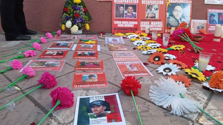 El ritual se realizó afuera de la Catedral de Culiacán donde hay lozas con fichas de personas desaparecidas.