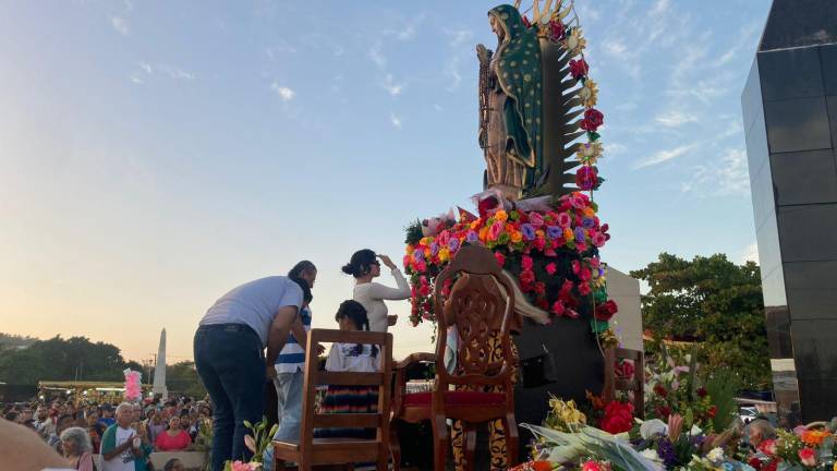 La imagen guadalupana fue vestida de flores multicolores.