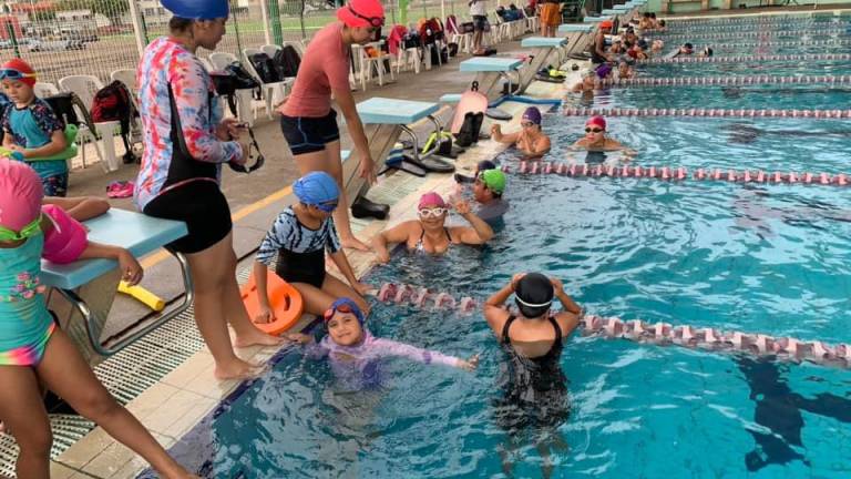 Alumnos de la Escuela Municipal de Natación de Rosario visitan la alberca olímpica de Mazatlán