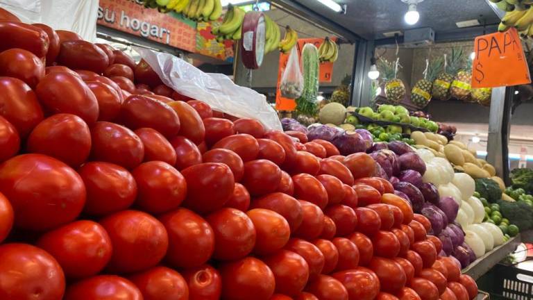 Kilo de tomate alcanza los $32 en Culiacán; se debe a que lo traen del sur del País, dicen comerciantes