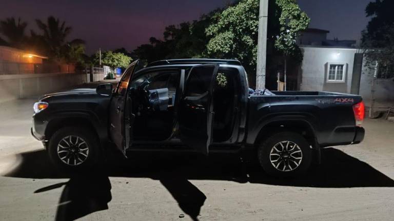 Asegura la Armada de México en Culiacán camioneta con armas y ponchallantas