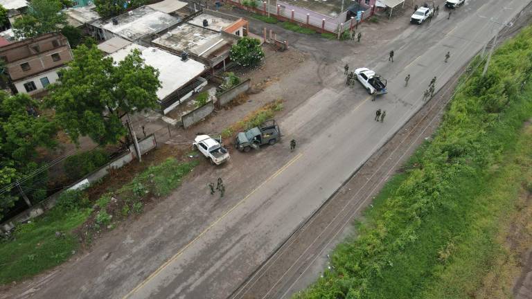 Militares, policías estatales y elementos de la Guardia Nacional acudieron a la zona en la que registró el enfrentamiento a balazos.