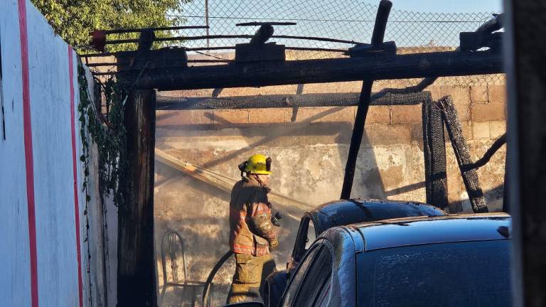 Un almacén de vehículos fue incendiado en Culiacán.