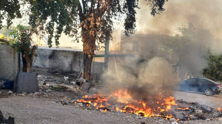 En la colonia Libertad, en Culiacán, se registró un incendio en la vía pública.