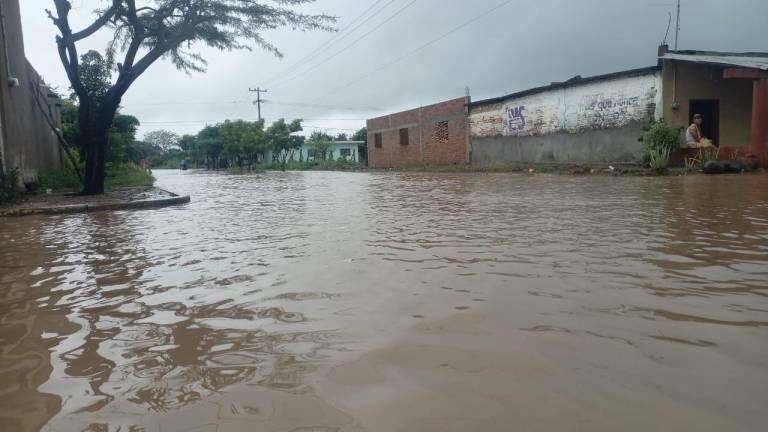 El agua había salido del cauce para empezar a entrar a las casas, informaban vecinos.