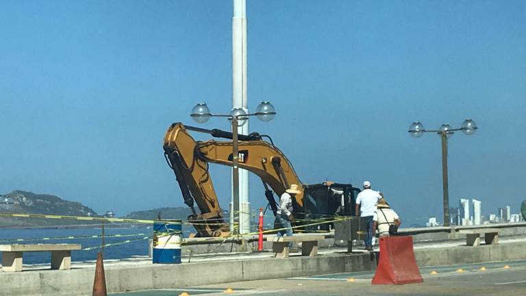 Una maquinaria del Gobierno de Mazatlán trabaja en la reparación de la zona afectada hace unos días.