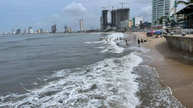 Alerta sobre oleaje elevado en las playas de Mazatlán