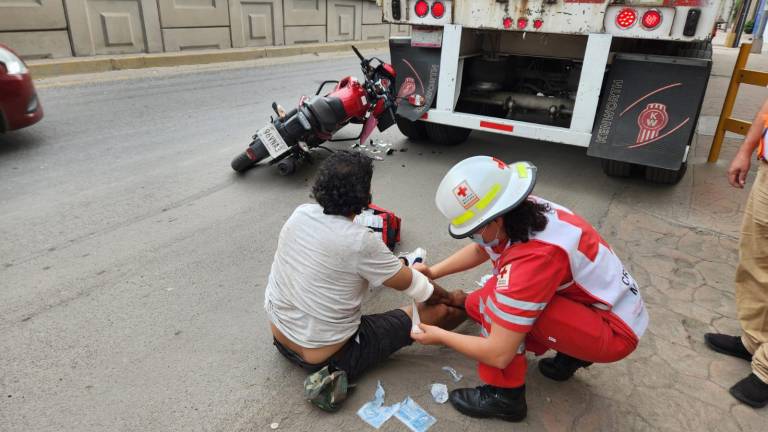 Personal de la Cruz Roja auxilia al motociclista.