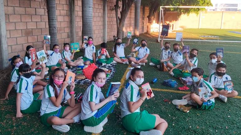 Alumnos del Instituto Senda participan en la semana ‘Regala un libro’, en conmemoración del 491 aniversario de Culiacán.