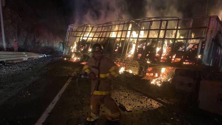 En Concordia se incendiaron dos tráileres sobre la autopista Durango-Mazatlán.