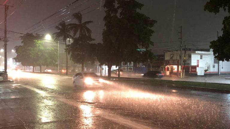 Vive Culiacán una noche con lluvias intensas