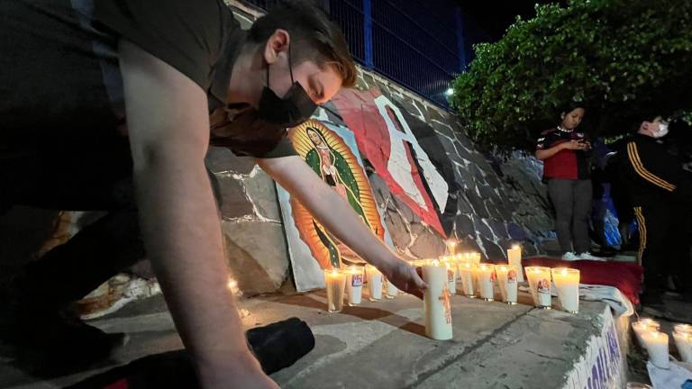 Aficionados del Atlas de reunieron en las inmediaciones del Estadio Jalisco desde la noche del sábado, tras los hechos violentos registrados en La Corregidora.