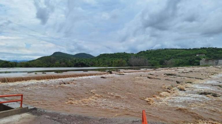 Las fuertes lluvias trajeron agua al río Presidio, pero también grandes cantidades de sedimento.