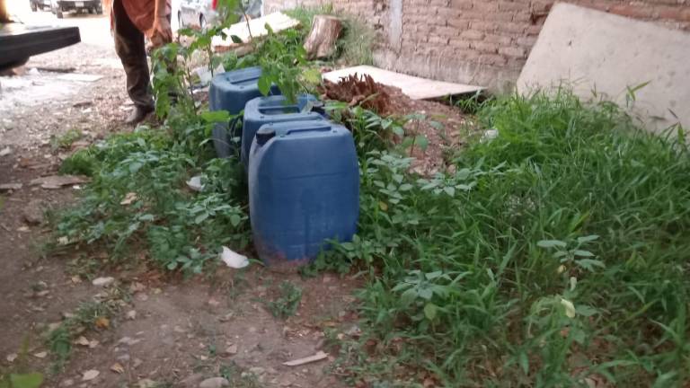 Los bidones fueron hallados en la colonia Vicente Guerrero, en Culiacán.