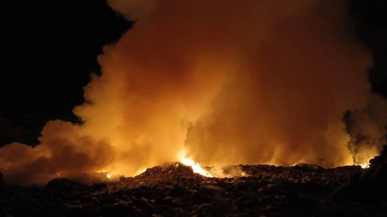 Se incendia basurón de Mazatlán y tras cinco horas controlan el fuego