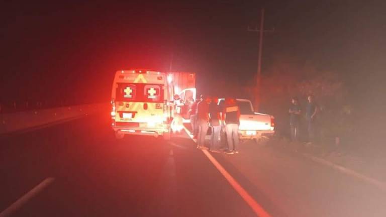 Una ambulancia fue chocada por un vehículo y una socorrista resultó herida.