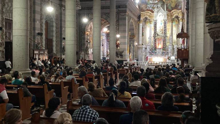 Cientos acuden a la Catedral de Mazatlán a cantar las Mañanitas a la Virgen de Guadalupe