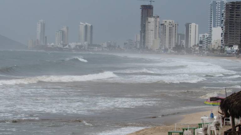 Desplazamiento de la tormenta ‘Ileana’, que se dirige a BCS, incrementa oleaje en playas de Mazatlán