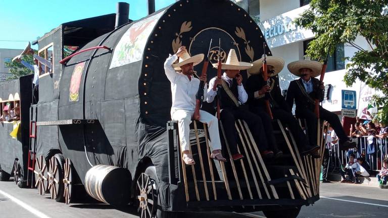 Una réplica de un tren dio inicio al desfile por el 112 aniversario del inicio de la Revolución Mexicana.