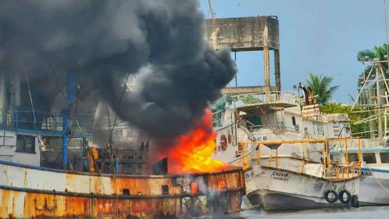 Una persona resultó herida por el incendio de un buque pesquero en San Blas.