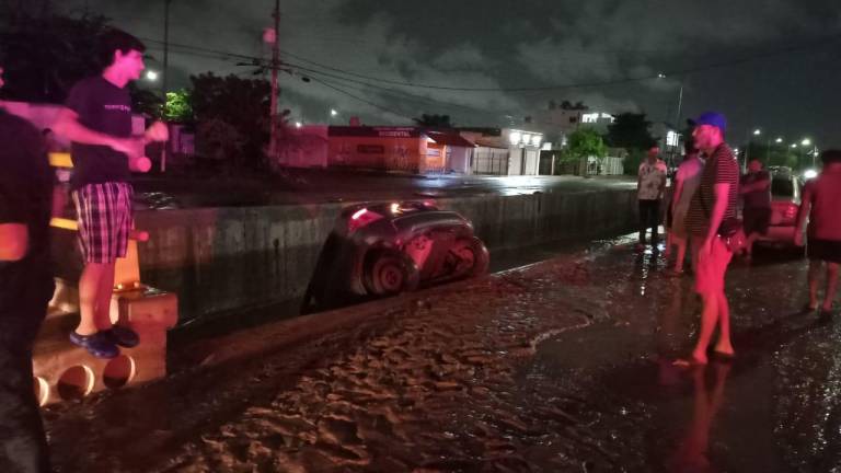 Un auto cayó al canal Chulavista tras las lluvias que se registraron la noche del sábado en Culiacán.