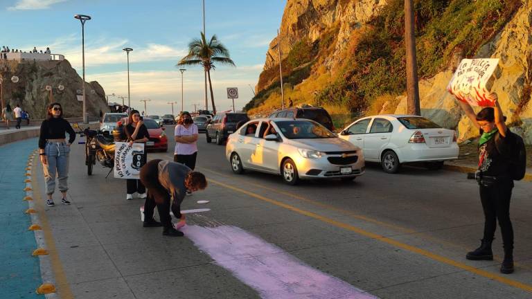 Pinta Camino Memorial de las Víctimas de Feminicidio en Mazatlán.