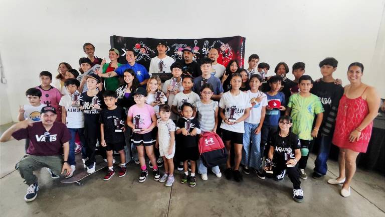 Los jóvenes patinadores reciben su premiación.