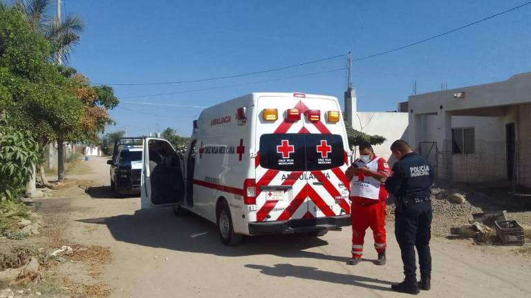 Paramédicos de la Cruz Roja trasladaron a la mujer a un hospital para recibir atención urgente.