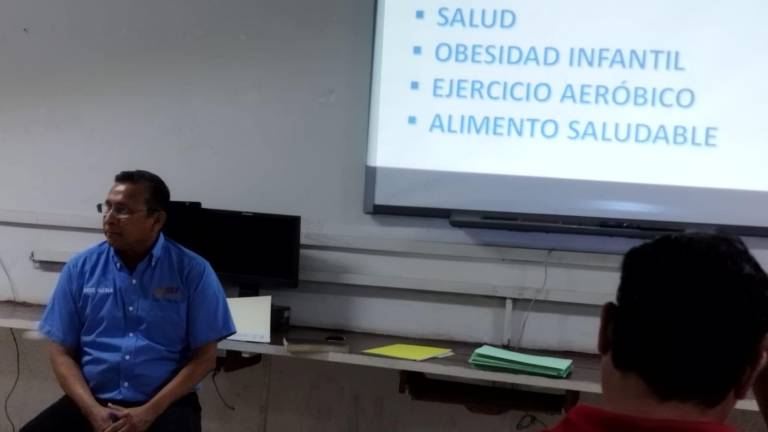 Rodolfo Alcalá González, durante la exposición en la Escuela Primaria Emiliano Zapata.