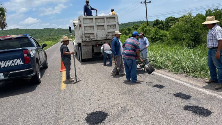 Las labores de bacheo en la carretera federal México 15 abarcan desde Rincón del Verde hasta la cabecera municipal.