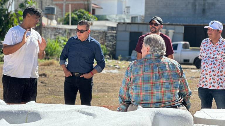 El Alcalde Édgar González Zataráin y el director del Instituto de Cultura, Raúl Rico González, durante la visita al taller donde construyen los carros alegóricos.