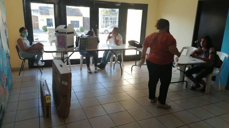 Funcionarios de casillas confían en que los ciudadanos acudan a votar en Rosario.