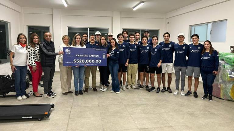 Organizadores de la Copa GSG de futbol entregan donativo a Casa del Carmen