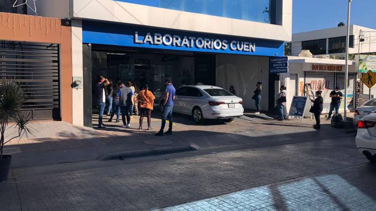 En laboratorios privados de Culiacán se registran largas filas de personas que acuden a realizarse la prueba.