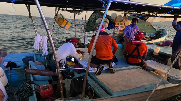 Rescata Marina a pescador en las Islas Marías que desapareció arriba de una panga el domingo