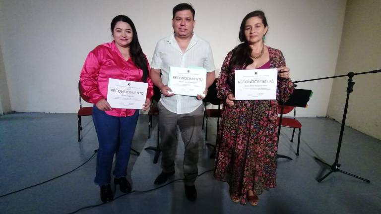 Los poetas mazatlecos Karina Castillo, Héctor José Domínguez y María Feliz Raygoza Viera participan en el programa “Jueves Literarios”, que se celebran en Casa Haas.