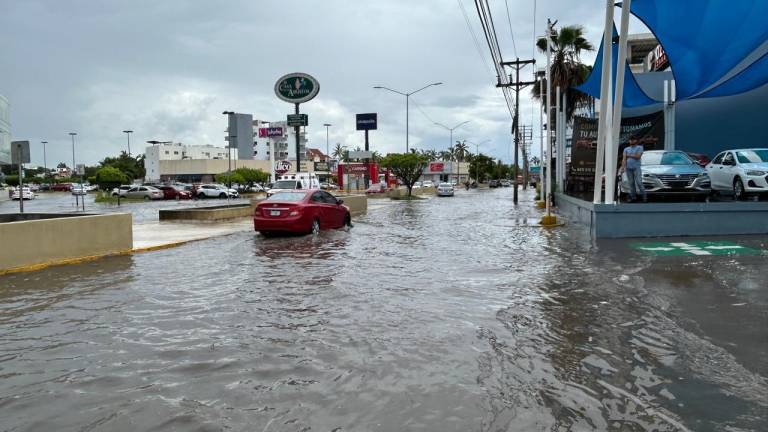 Apenas unos minutos de lluvia bastó para que avenidas de Mazatlán se inundaran.