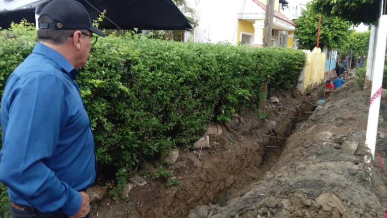 Édgar González Zataráin supervisa la rehabilitación del drenaje del callejón Gilberto Owen.