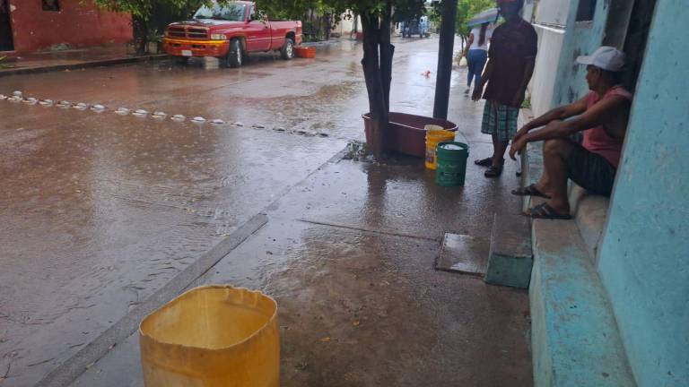 La lluvia sirvió a muchos escuinapenses para recolectar el vital líquido.