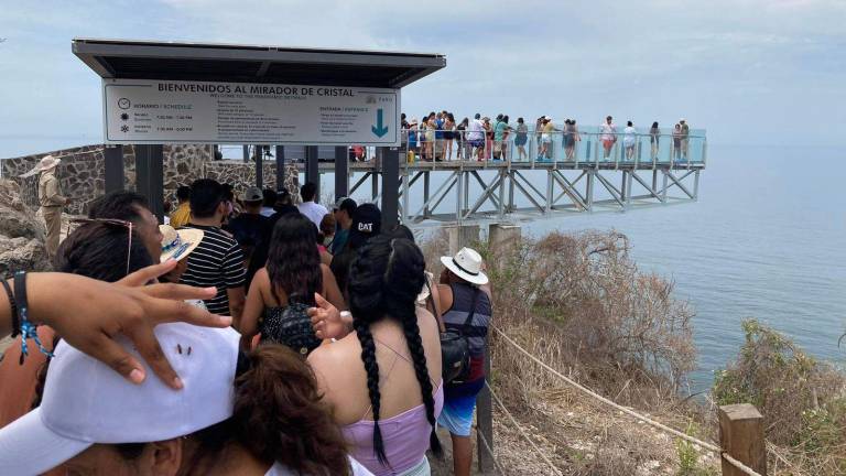 Disfrutan cientos subir al faro de Mazatlán; lo cierran por momentos al llenarse