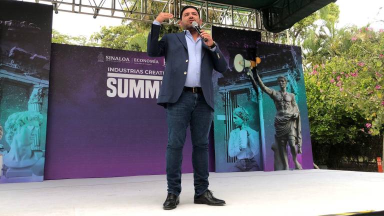 Sergio Lizárraga participa en el Summit de Industrias Creativas en Culiacán.